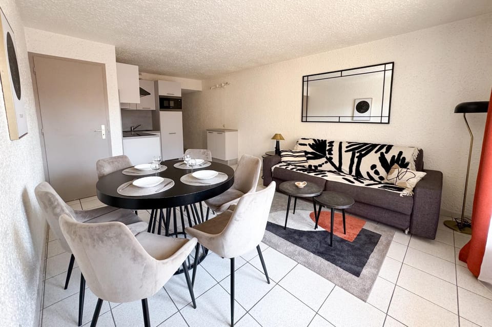 Kitchen or kitchenette, Living room