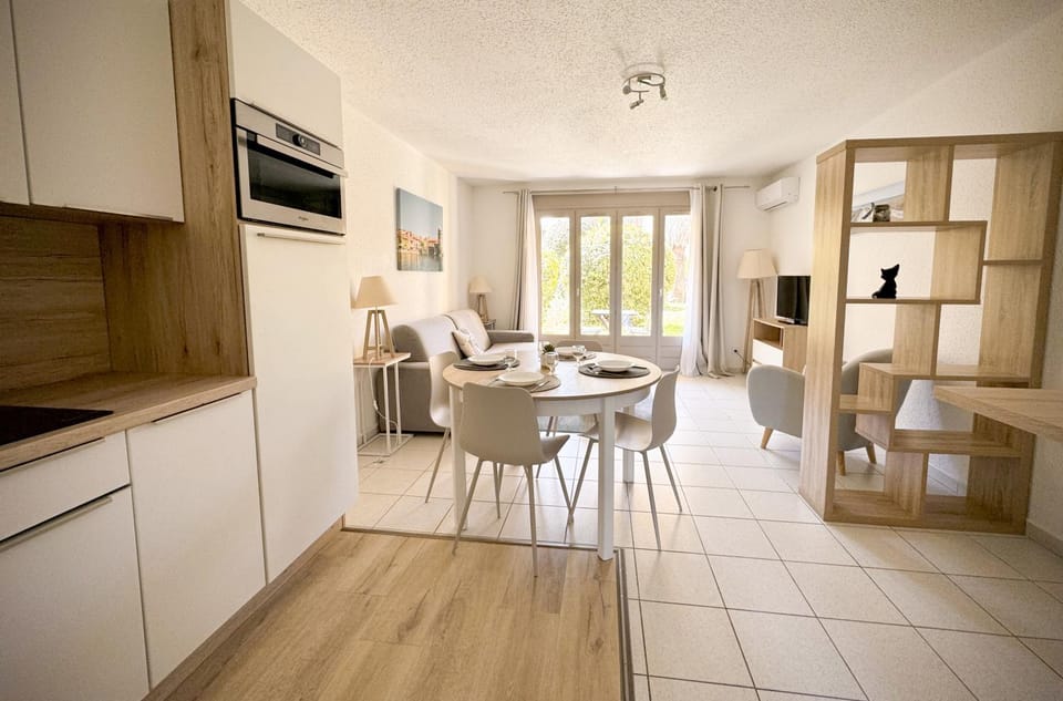 Kitchen or kitchenette, Living room