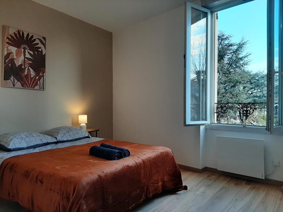 Bed, Photo of the whole room, Bedroom, towels