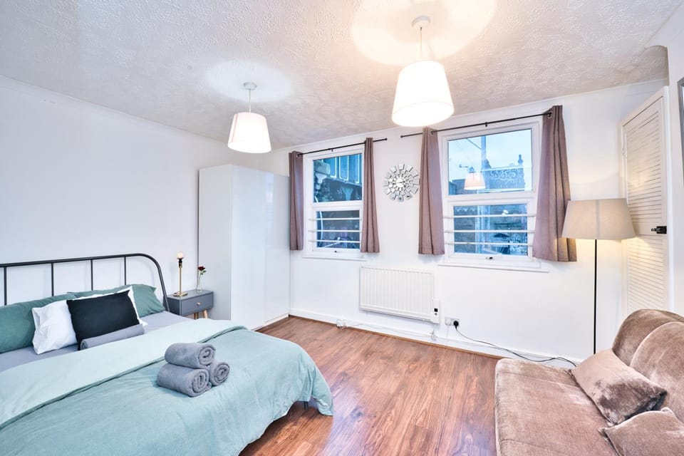 Bed, Living room, Photo of the whole room, Seating area, Bedroom