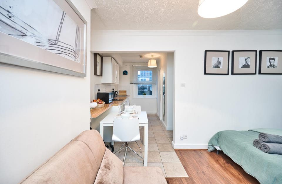 Kitchen or kitchenette, Photo of the whole room, Dining area