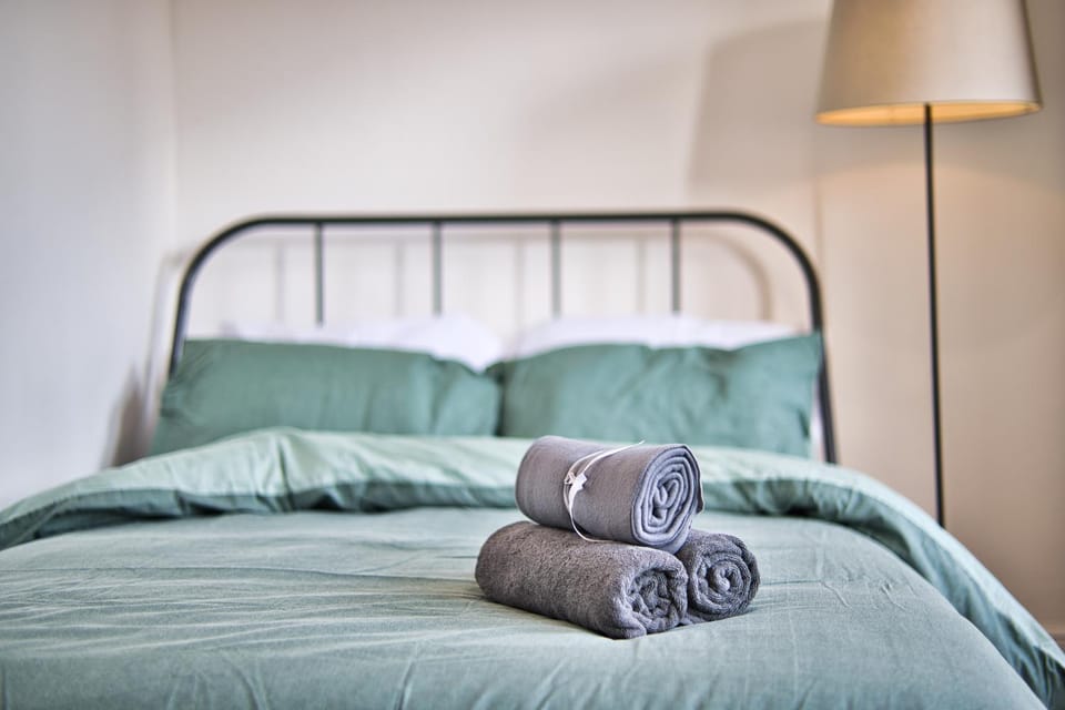 Bed, Bedroom, towels