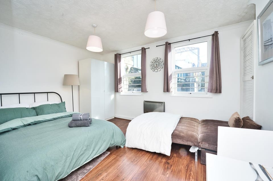Bed, Living room, Photo of the whole room, Seating area, Bedroom