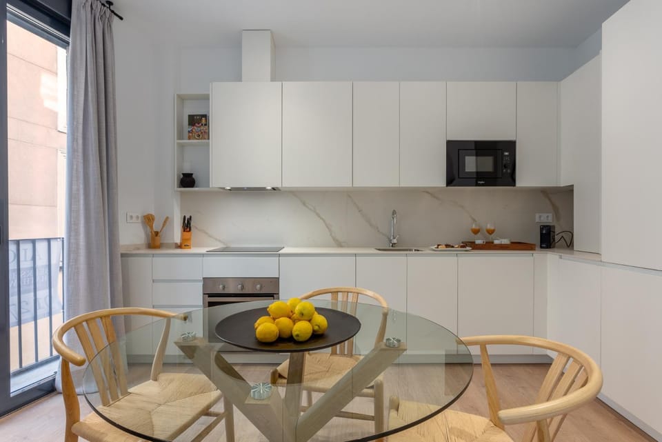 Kitchen or kitchenette, Dining area