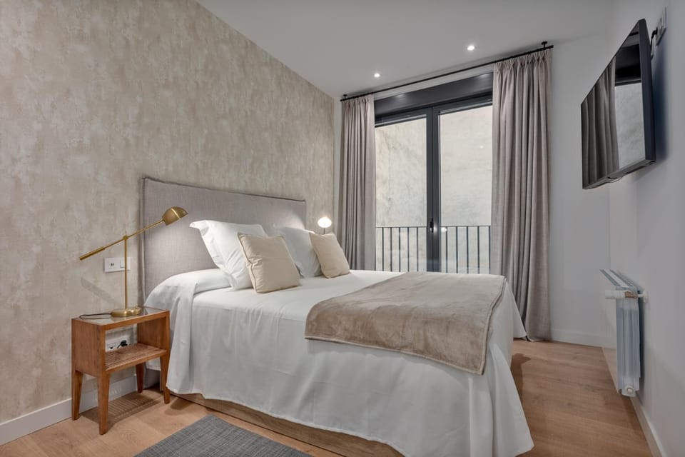 Bed, TV and multimedia, Photo of the whole room, Bedroom