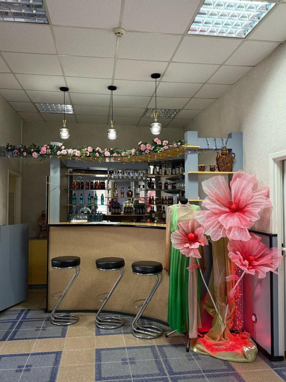 Spring, Lounge or bar