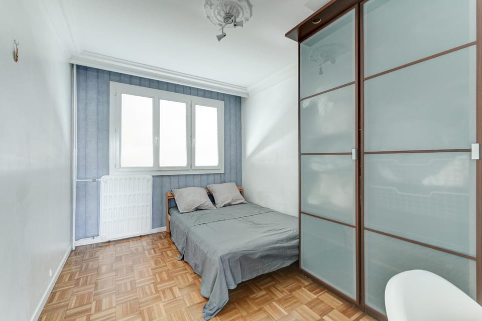 Bed, Photo of the whole room, Seating area, Bedroom