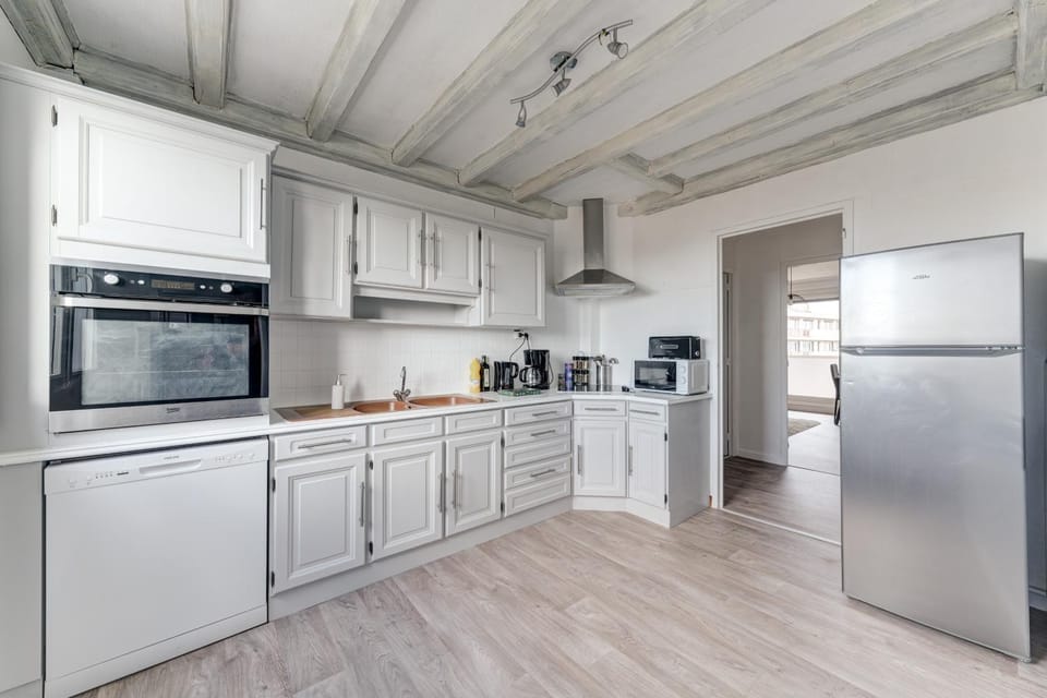 Coffee/tea facilities, Kitchen or kitchenette, dishwasher, oven, stove, toaster