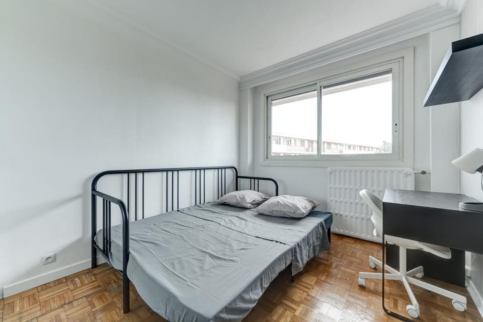 Bed, Photo of the whole room, Seating area, Bedroom
