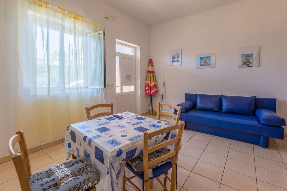 Preiswertes Familienapartment nur 100 Meter zum Strand mit privater Terrasse Apartment in Crikvenica