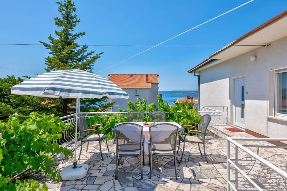 Komfortables Apartment nur 200 Meter zum Sandstrand mit Meerblick, Liegewiese, Grill Apartment in Crikvenica