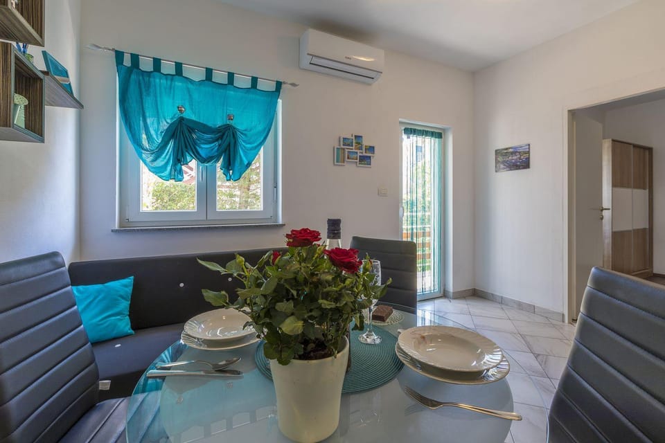 Hundefreundliches Apartment mit BBQ, privatem Balkon und nur 700 Meter zum Strand Apartment in Crikvenica