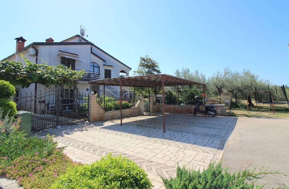 Hundefreundliches Apartment nur 250 Meter zum Strand mit mediterranem Garten Apartment in Poreč