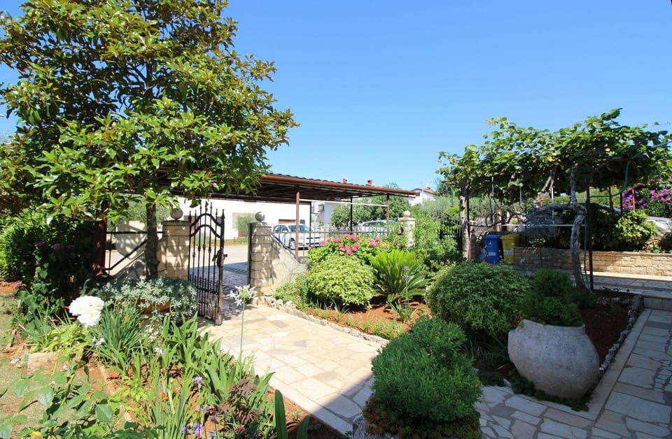 Hundefreundliches Apartment nur 250 Meter zum Strand mit mediterranem Garten Apartment in Poreč