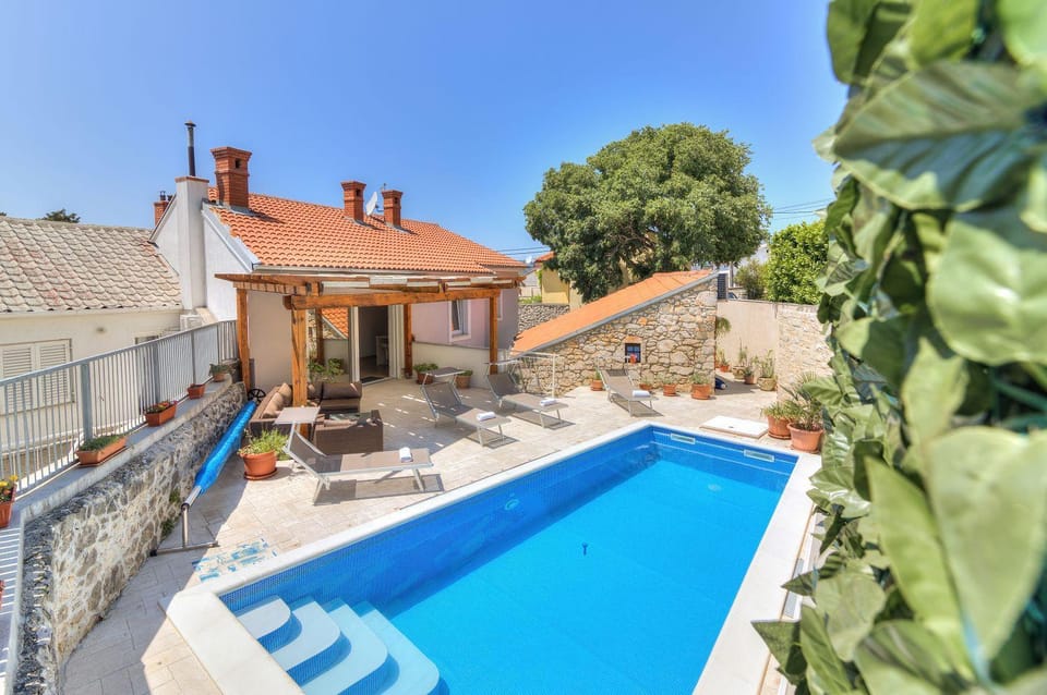 Traumhafte Villa nur 300 Meter zum Strand mit beheiztem Pool, Whirlpool, Kicker, Grill House in Novi Vinodolski