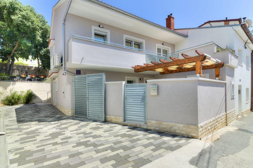 Traumhafte Villa nur 300 Meter zum Strand mit beheiztem Pool, Whirlpool, Kicker, Grill House in Novi Vinodolski