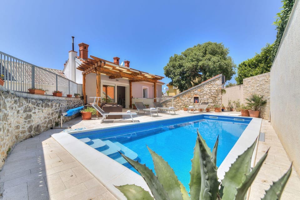 Traumhafte Villa nur 300 Meter zum Strand mit beheiztem Pool, Whirlpool, Kicker, Grill House in Novi Vinodolski