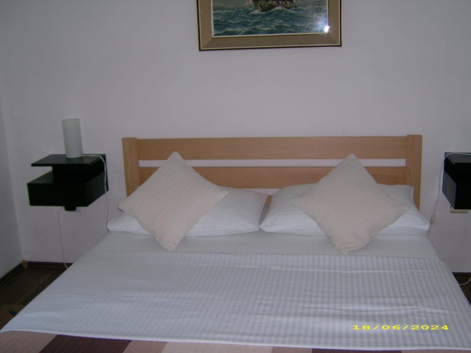 Vila Vuk 1 Bed and Breakfast in Jezerce