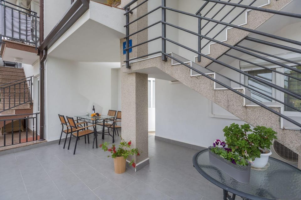 Idyllisches Apartment nur 600 Meter zum Strand mit privater Terrasse, WiFi, Parkplatz Apartment in Poreč