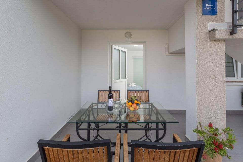 Idyllisches Apartment nur 600 Meter zum Strand mit privater Terrasse, WiFi, Parkplatz Apartment in Poreč