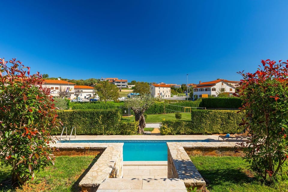 Faszinierendes Ferienhaus mit Privatpool, Volleyballfeld, Fussballplatz, Trampolin beim bekannten Radweg Parenzana House in Istria County