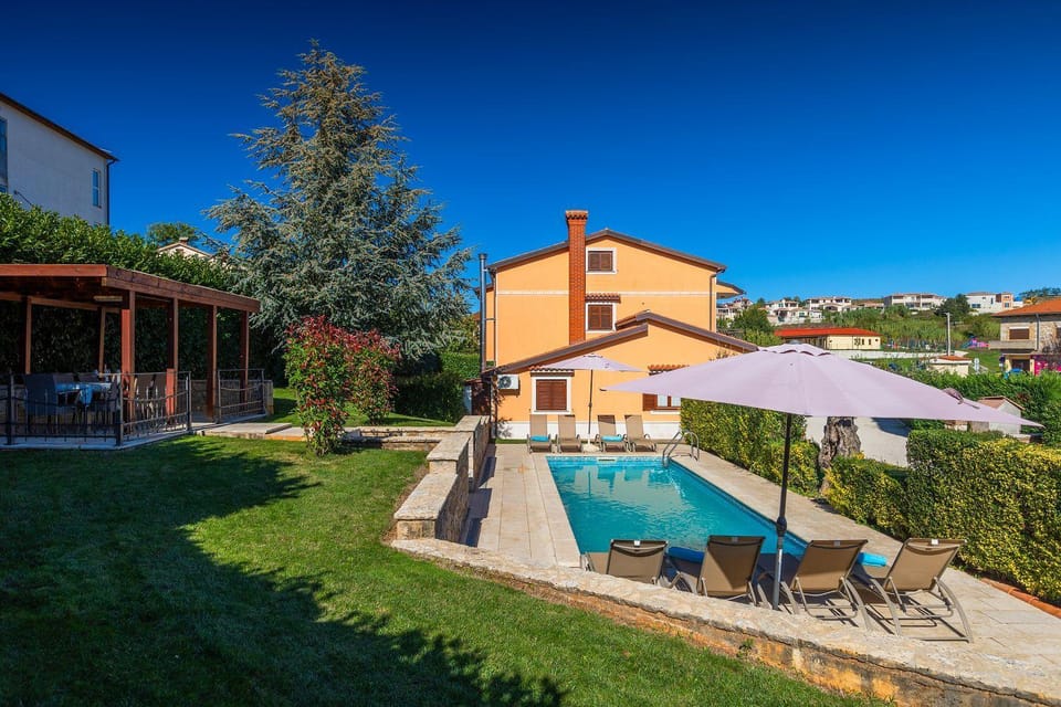 Faszinierendes Ferienhaus mit Privatpool, Volleyballfeld, Fussballplatz, Trampolin beim bekannten Radweg Parenzana House in Istria County