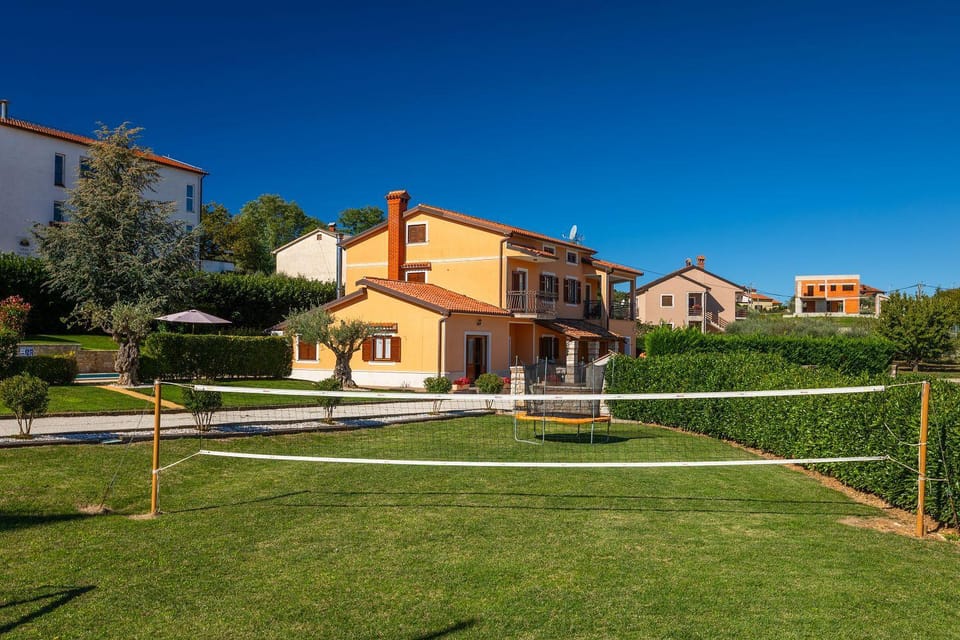 Faszinierendes Ferienhaus mit Privatpool, Volleyballfeld, Fussballplatz, Trampolin beim bekannten Radweg Parenzana House in Istria County