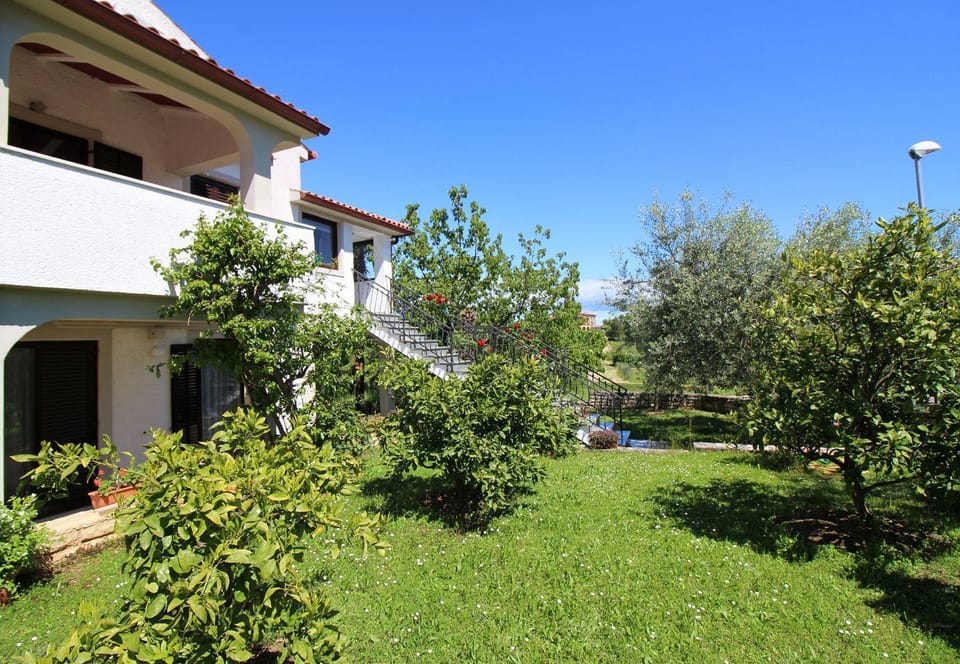 Charmantes Apartment mit privatem Balkon, Privatparkplatz, WiFi und nur 700 Meter zum Strand Apartment in Poreč