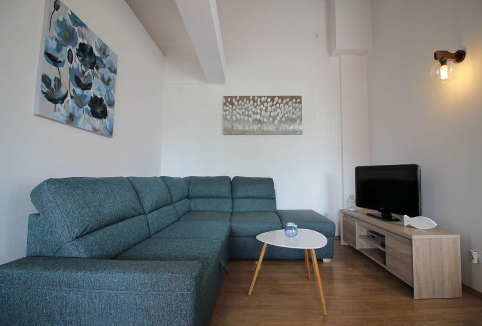 Charmantes Apartment mit privatem Balkon, Privatparkplatz, WiFi und nur 700 Meter zum Strand Apartment in Poreč