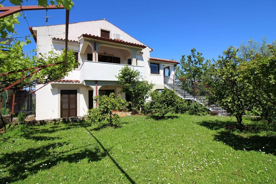 Charmantes Apartment mit privatem Balkon, Privatparkplatz, WiFi und nur 700 Meter zum Strand Apartment in Poreč
