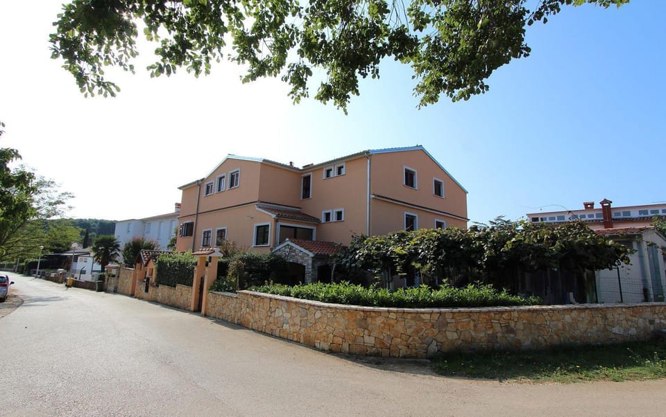 Idyllisches Apartment nur 200 Meter zum Strand mit Taxibootverbindung nach Rovinj Apartment in Rovinj