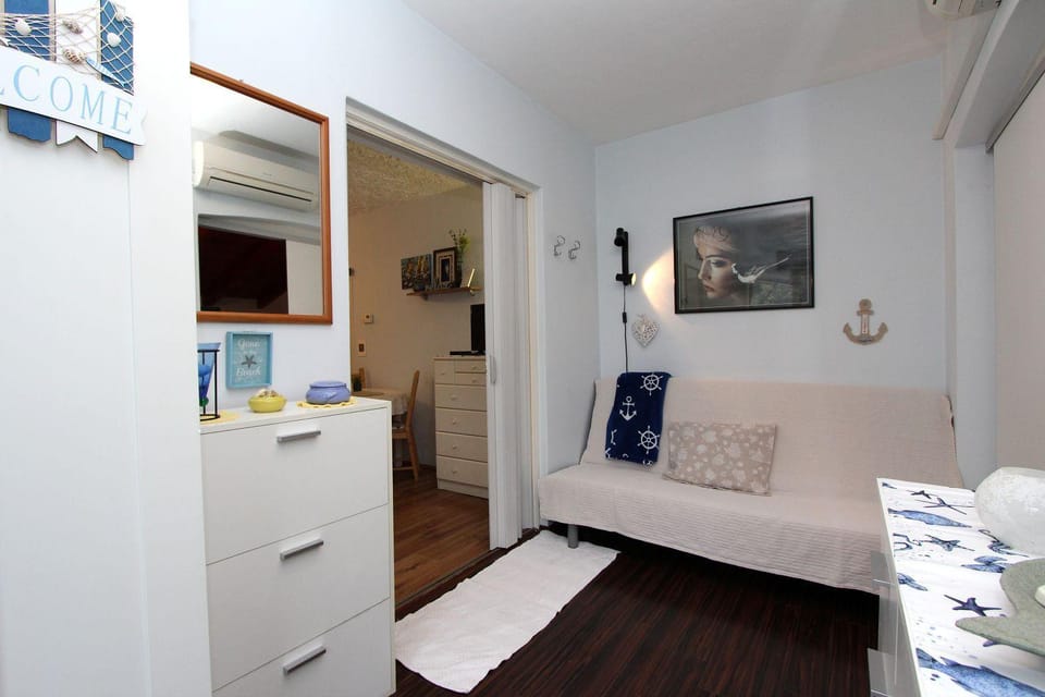 Idyllisches Apartment nur 200 Meter zum Strand mit Taxibootverbindung nach Rovinj Apartment in Rovinj