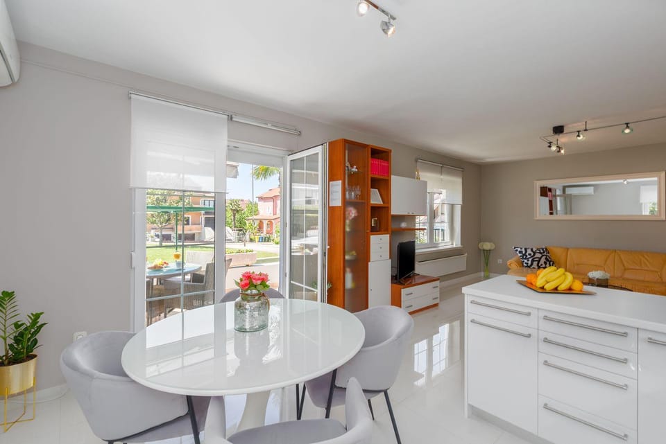 Lichtdurchflutetes Apartment nur 500 Meter zum Strand mit privater Terrasse Apartment in Istria County