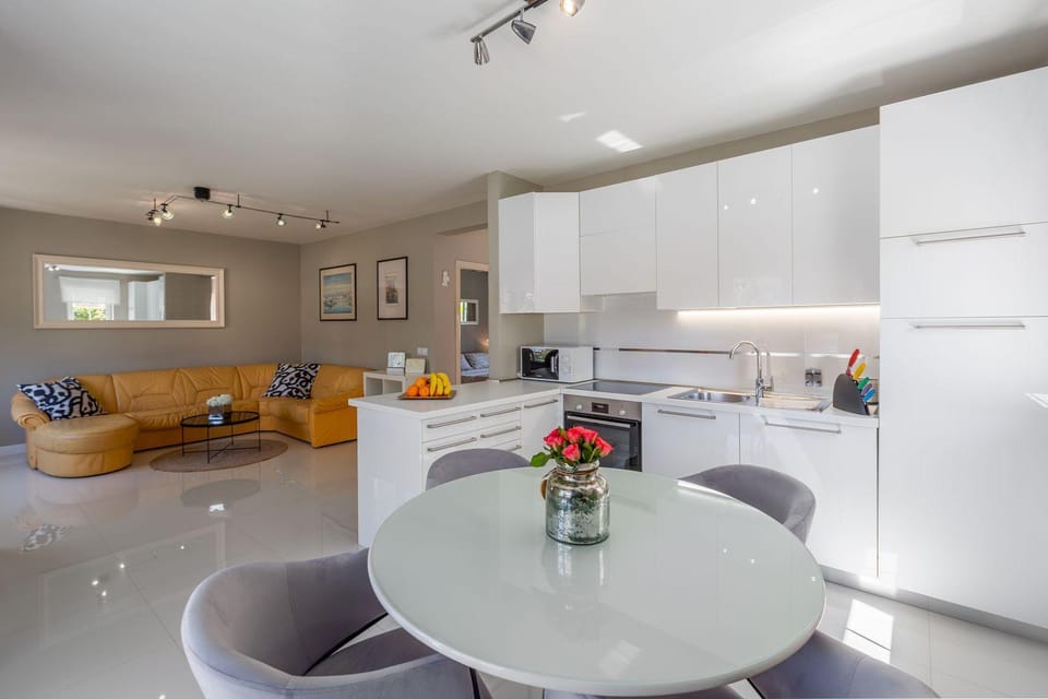 Lichtdurchflutetes Apartment nur 500 Meter zum Strand mit privater Terrasse Apartment in Istria County