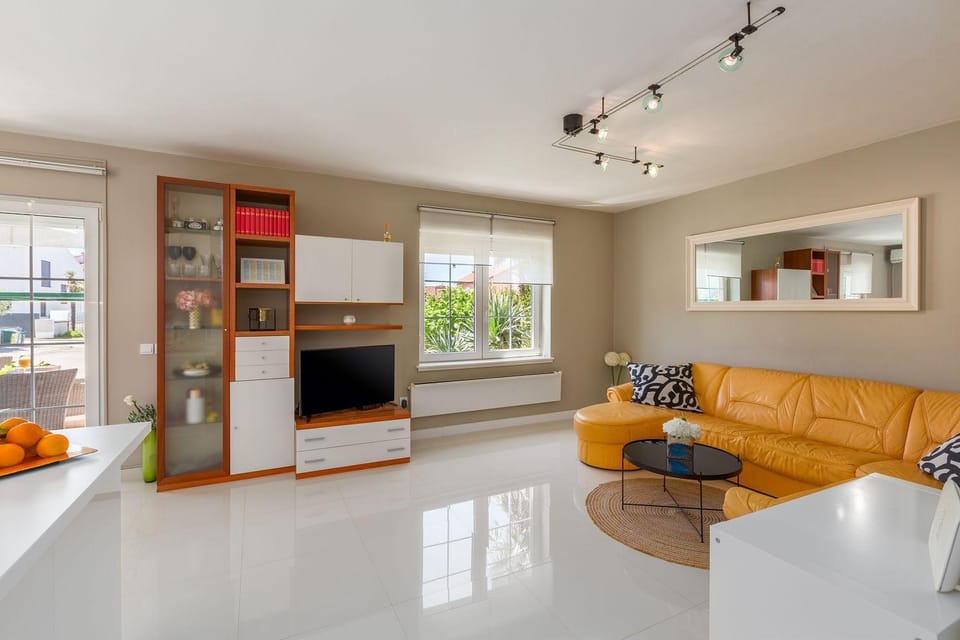 Lichtdurchflutetes Apartment nur 500 Meter zum Strand mit privater Terrasse Apartment in Istria County