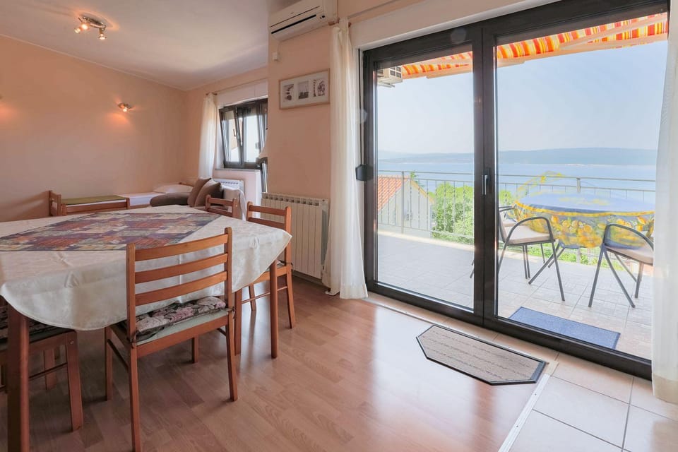 Helles Apartment nur 650 Meter zum Strand mit herrlichem Meerblick, privatem Balkon, Waschmaschine Apartment in Primorje-Gorski Kotar County