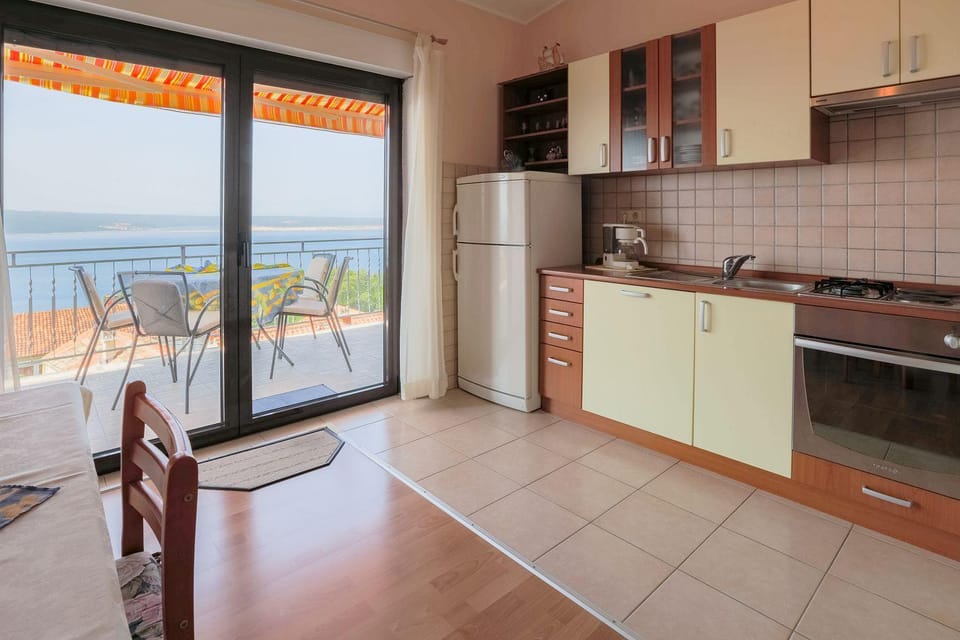 Helles Apartment nur 650 Meter zum Strand mit herrlichem Meerblick, privatem Balkon, Waschmaschine Apartment in Primorje-Gorski Kotar County