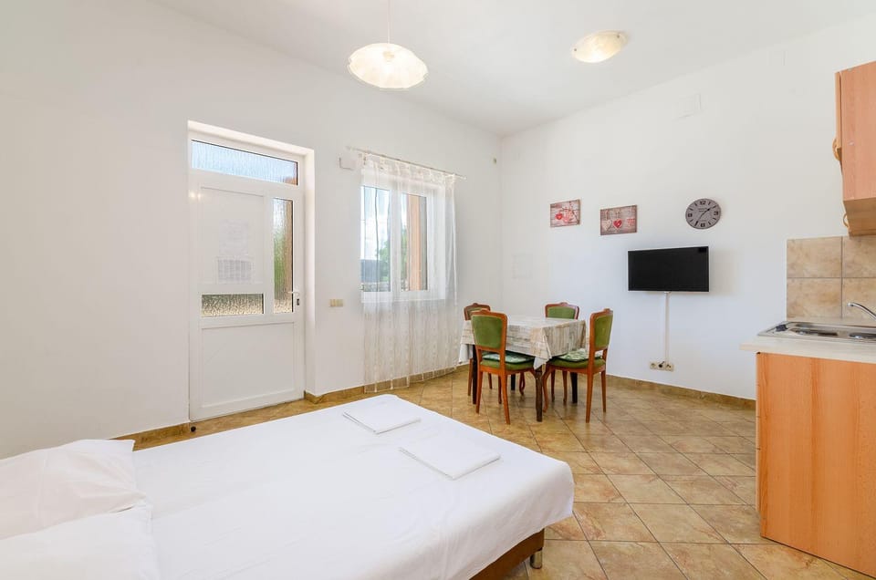 Beschauliches Apartment nur 100 Meter zum Strand mit privater Terrasse, Parkplatz Apartment in Crikvenica