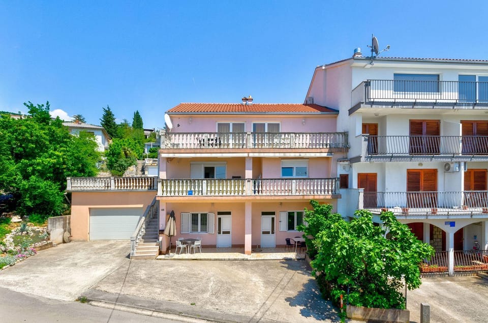 Beschauliches Apartment nur 100 Meter zum Strand mit privater Terrasse, Parkplatz Apartment in Crikvenica