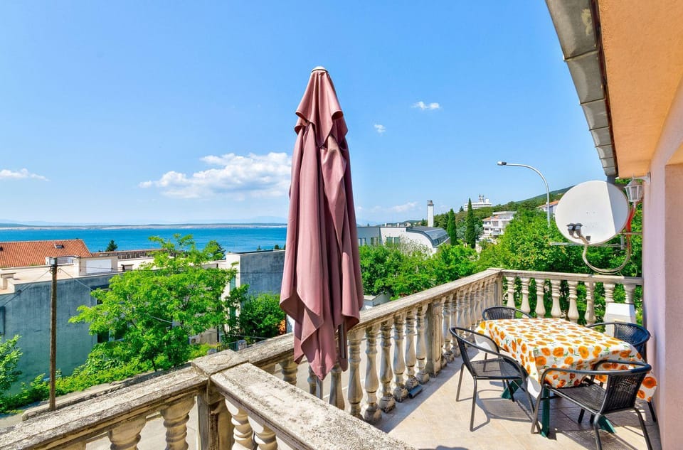 Helles Apartment nur 100 Meter zum Strand mit Meerblick Apartment in Crikvenica