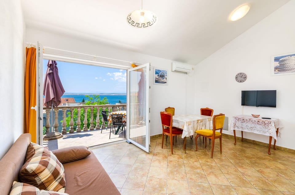 Helles Apartment nur 100 Meter zum Strand mit Meerblick Apartment in Crikvenica
