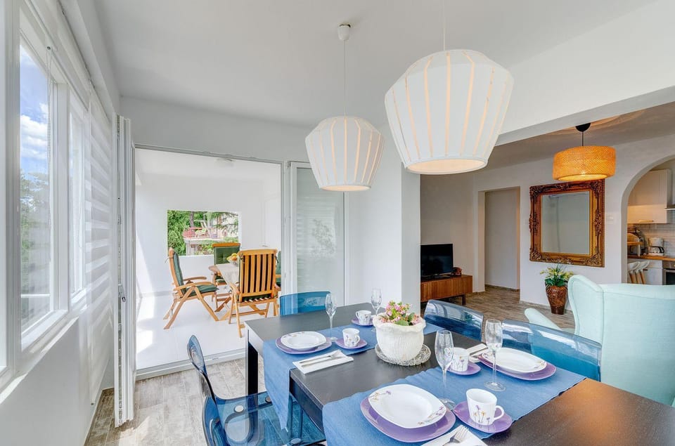 Renoviertes, modernes Apartment nur 200 Meter zum Strand mit Meerblick, Waschmaschine, Grill Apartment in Crikvenica
