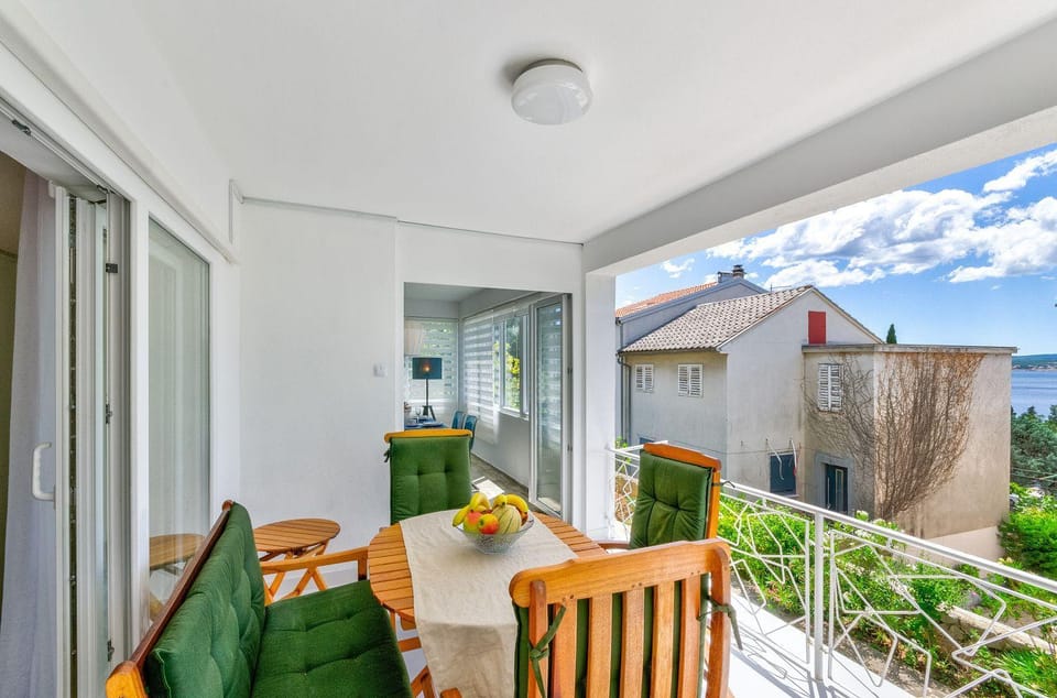 Renoviertes, modernes Apartment nur 200 Meter zum Strand mit Meerblick, Waschmaschine, Grill Apartment in Crikvenica