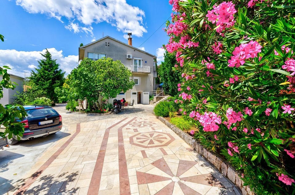 Renoviertes, modernes Apartment nur 200 Meter zum Strand mit Meerblick, Waschmaschine, Grill Apartment in Crikvenica