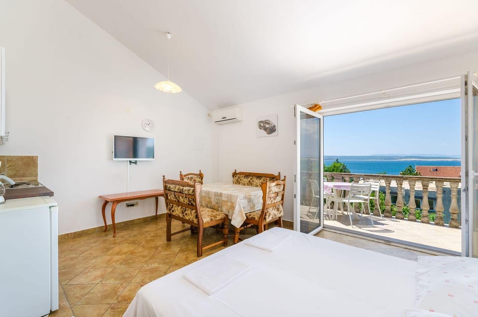 Preiswertes Apartment nur 100 Meter zum Strand mit Meerblick Apartment in Crikvenica