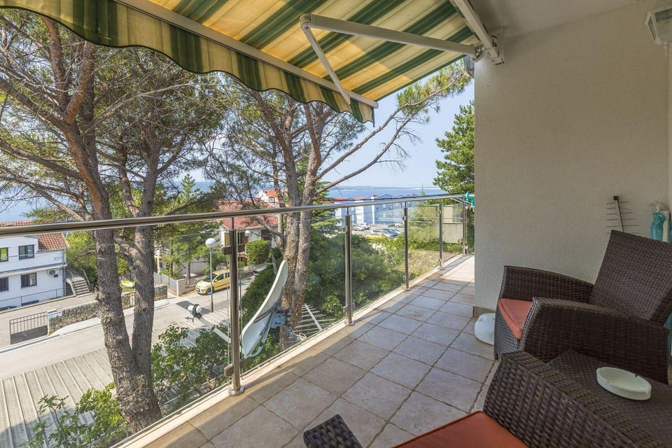 Komfortables Apartment nur 200 Meter zum Strand mit Meerblick, privatem Balkon mit Liegen Apartment in Crikvenica