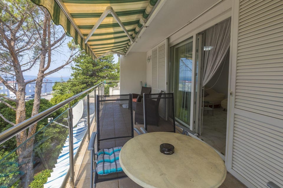 Komfortables Apartment nur 200 Meter zum Strand mit Meerblick, privatem Balkon mit Liegen Apartment in Crikvenica