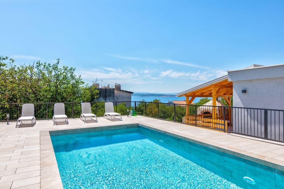 Herrliches Apartment nur 600 Meter zum Strand mit Meerblick, Pool, Grill, Waschmaschine Apartment in Crikvenica