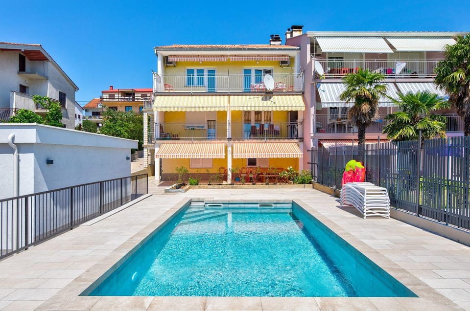 Herrliches Apartment nur 600 Meter zum Strand mit Meerblick, Pool, Grill, Waschmaschine Apartment in Crikvenica