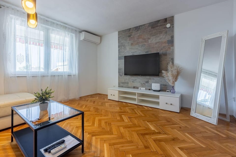 Herrliches Apartment nur 600 Meter zum Strand mit Meerblick, Pool, Grill, Waschmaschine Apartment in Crikvenica